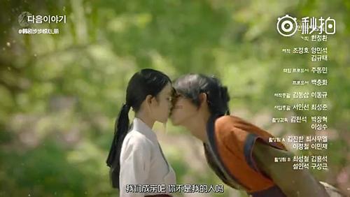 看到57岁的邬君梅,我发现:穿衣简约却优雅,展现独立与风情之美