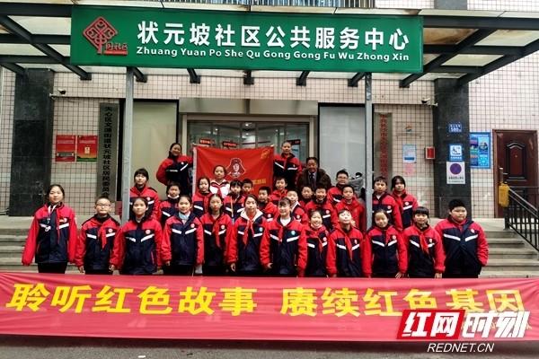美女挑战吃1大盆螺蛳粉,喝了一口汤后,网友“怒斥”:我们不傻
