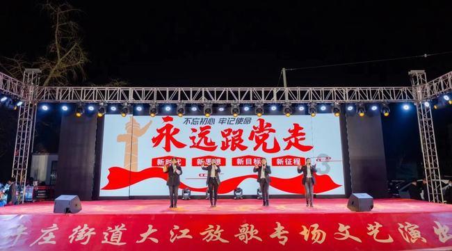 父母开车从东北到重庆陪女儿过年，带的年货摆满了整个客厅