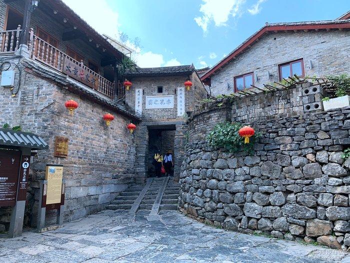 大学生夜游网红打卡地被电伤 “野景点”盲目跟风危险！危险！危险！